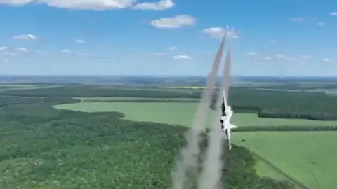 Dos aviones ucranianos atacan posiciones rusas en la localidad de Izium Dos aviones ucranianos atacan posiciones rusas en la localidad de Izium