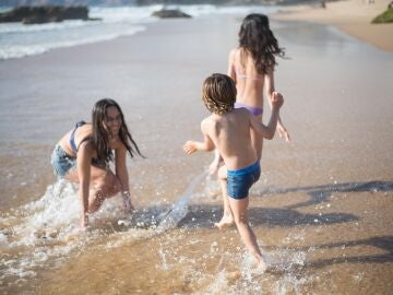 Niños y niñas en la playa.