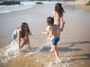 Niños y niñas en la playa. Niños y niñas en la playa.