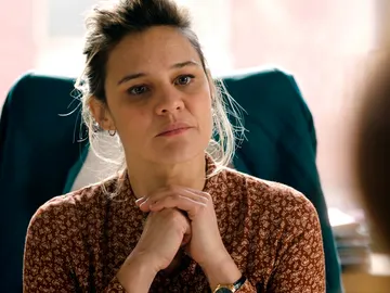 Céline trata de descubrir qué hay entre Morgane y Karadec Céline trata de descubrir qué hay entre Morgane y Karadec