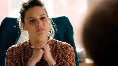 Céline trata de descubrir qué hay entre Morgane y Karadec Céline trata de descubrir qué hay entre Morgane y KaradecCéline trata de descubrir qué hay entre Morgane y Karadec