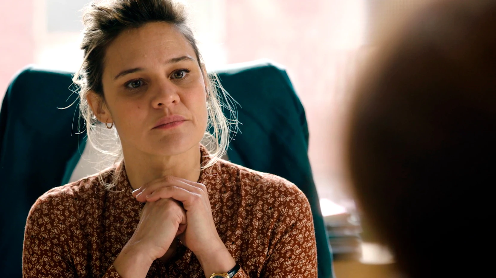 Céline trata de descubrir qué hay entre Morgane y Karadec Céline trata de descubrir qué hay entre Morgane y KaradecCéline trata de descubrir qué hay entre Morgane y Karadec