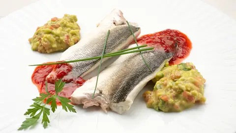 La receta 0% grasa, de Karlos Arguiñano: lubina al vapor con vinagreta y guacamole La receta 0% grasa, de Karlos Arguiñano: lubina al vapor con vinagreta y guacamole