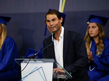 Rafa Nadal pronunciando su discurso en el acto de graduación en su academia