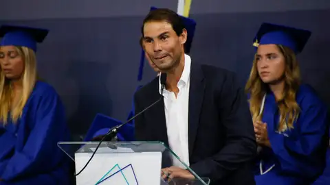 Rafa Nadal pronunciando su discurso en el acto de graduación en su academia Rafa Nadal pronunciando su discurso en el acto de graduación en su academia