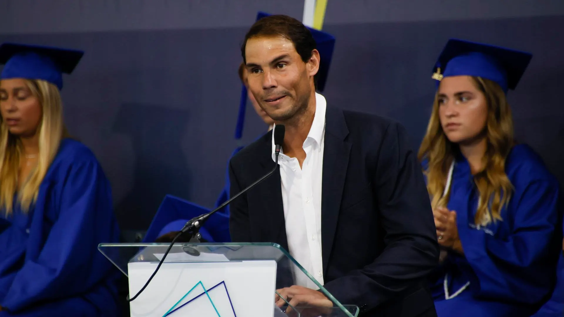 Rafa Nadal pronunciando su discurso en el acto de graduaci&oacute;n en su academia