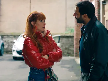 Karadec se acerca a Morgane que trata de aparentar… ¿lo que no siente? Karadec se acerca a Morgane que trata de aparentar… ¿lo que no siente?