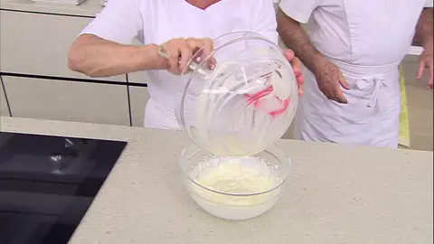 Mezcla los ingredientes de los 2 boles Mezcla los ingredientes de los 2 boles