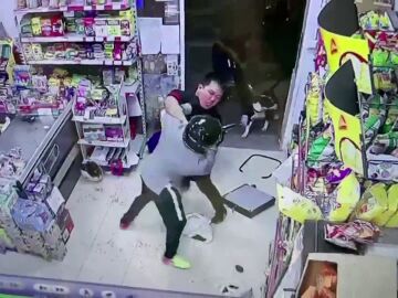 El dueño de un bazar de Málaga se enfrenta a dos atracadores para evitar un robo a punta de pistola