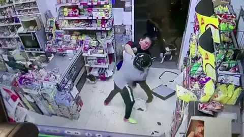 El dueño de un bazar de Málaga se enfrenta a dos atracadores para evitar un robo a punta de pistola El dueño de un bazar de Málaga se enfrenta a dos atracadores para evitar un robo a punta de pistola