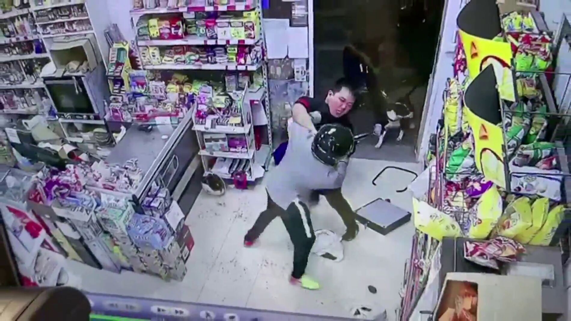 El dueño de un bazar de Málaga se enfrenta a dos atracadores para evitar un robo a punta de pistola