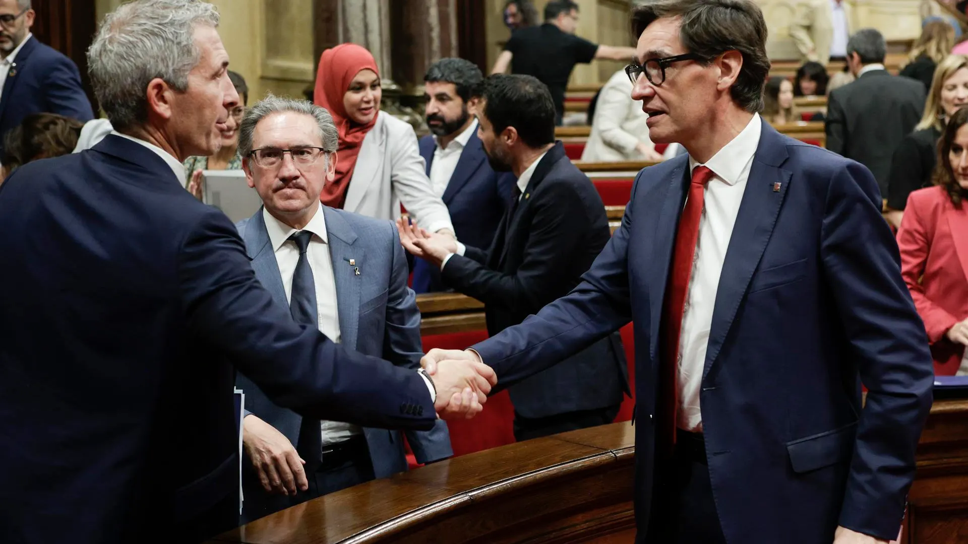 Salvador Illa (d) saluda al conseller de Educaci&oacute;n, Josep Gonz&aacute;lez Cambray (i)