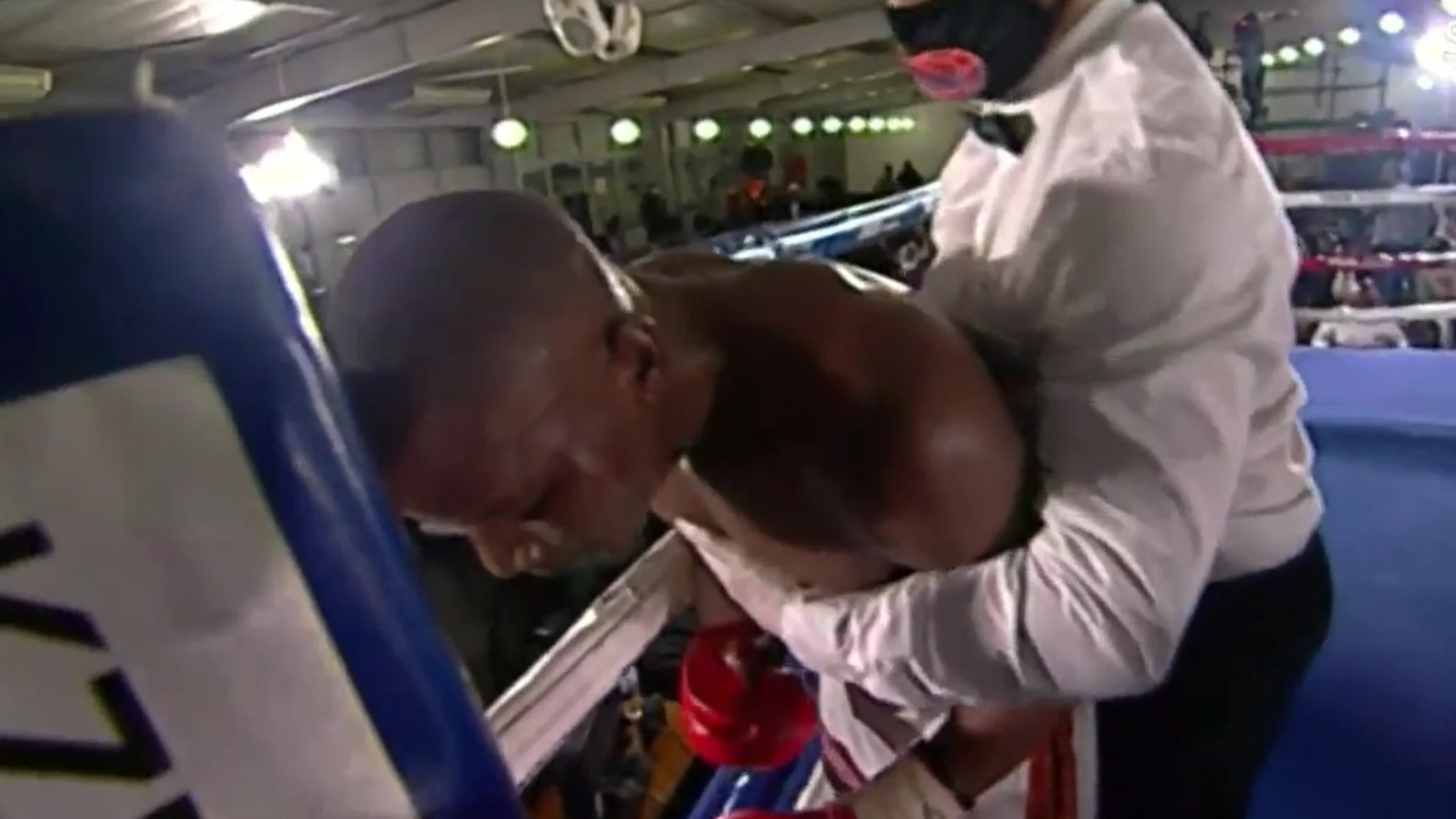 El boxeador Simiso Buthelezi en su último combate