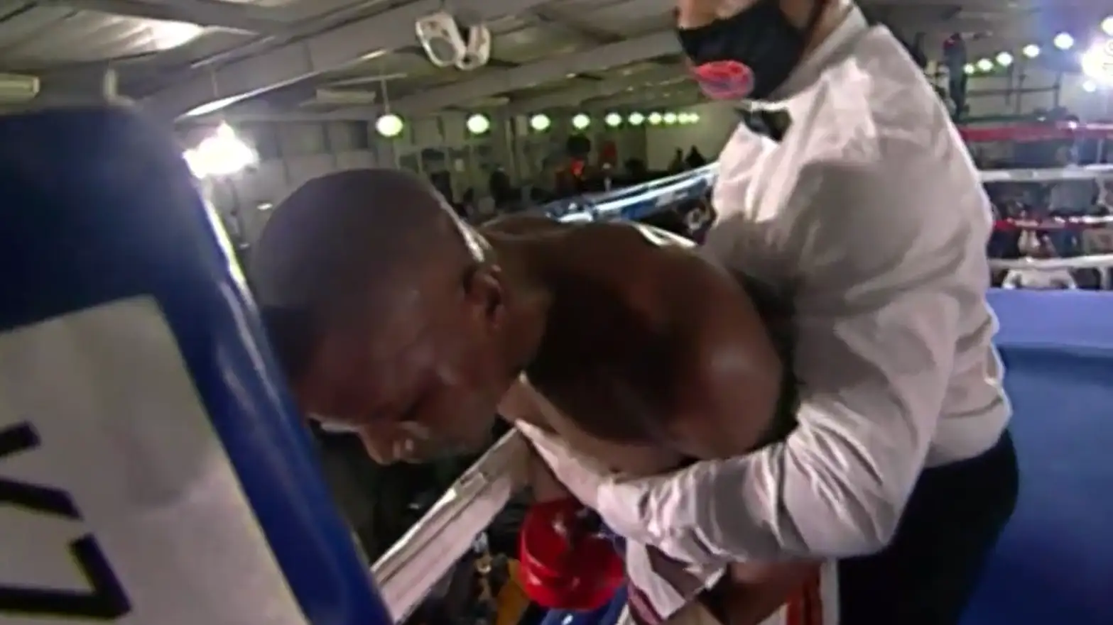 El boxeador Simiso Buthelezi en su &uacute;ltimo combate