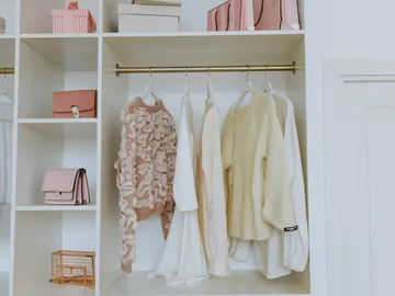 Armario con ropa ordenada Armario con ropa ordenada