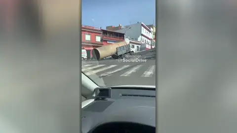 El camión haciendo el caballito El camión haciendo el caballito