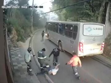 Los pasajeros del autobús defendiendo a la mujer