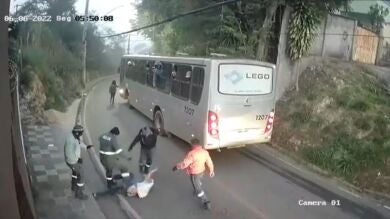 Los pasajeros de un autobús se bajan para defender a una mujer argentina que estaba siendo agredida 