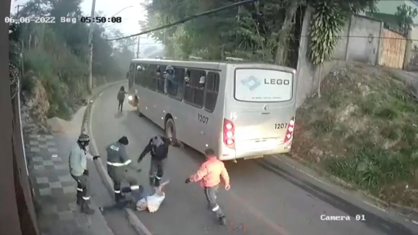 Los pasajeros de un autobús se bajan para defender a una mujer argentina que estaba siendo agredida 