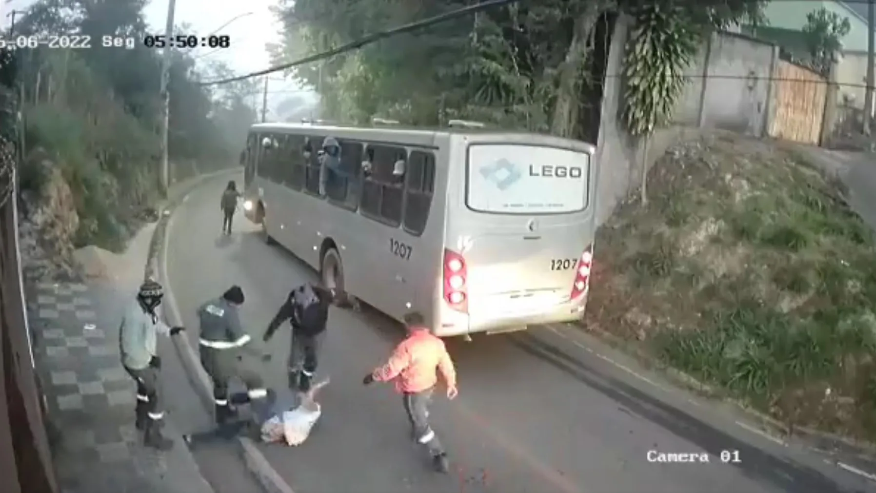 Los pasajeros del autob&uacute;s defendiendo a la mujer