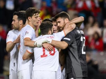 Los jugadores de la selección española celebran la victoria frente a Suiza al final del partido