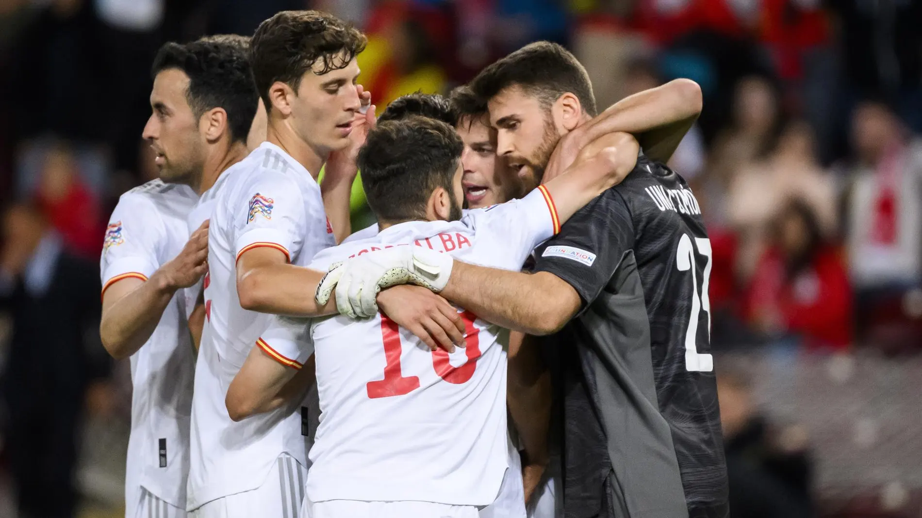 Los jugadores de la selección española celebran la victoria frente a Suiza al final del partido