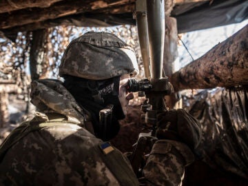 Soldados en el frente en la guerra en Ucrania