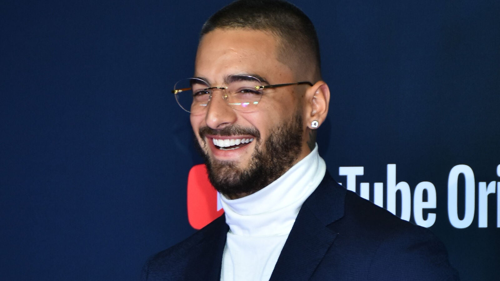¿Quién es la mujer que tapa estratégicamente a Maluma en su foto sin nada de ropa? 