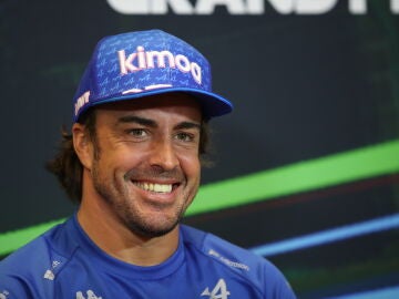Fernando Alonso atiende a los medios en el circuito de Baku