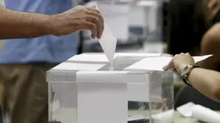 Imagen de archivo de una urna de elecciones Imagen de archivo de una urna de elecciones