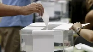 Imagen de archivo de una urna de elecciones