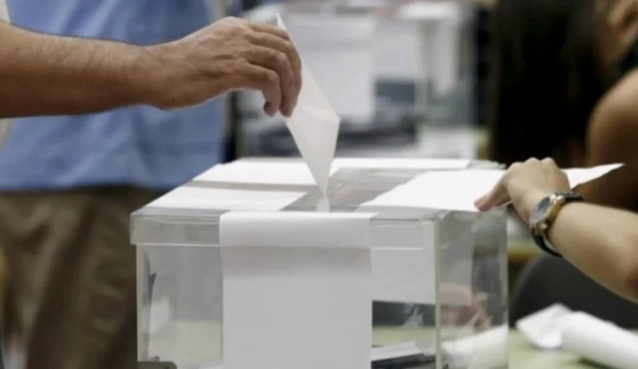 Imagen de archivo de una urna de elecciones