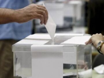 Imagen de archivo de una urna de elecciones