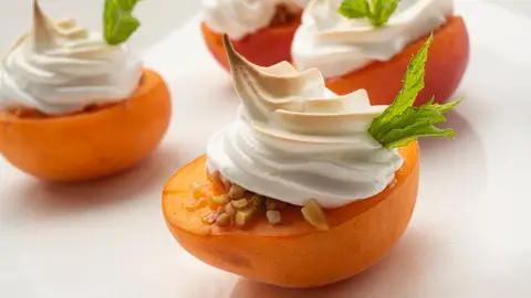 Un postre fácil y rápido de Arguiñano: albaricoques con merengue Un postre fácil y rápido de Arguiñano: albaricoques con merengue