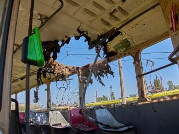 Un tranvía destruido en la región de Kharkiv