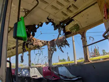 Un tranvía destruido en la región de Kharkiv