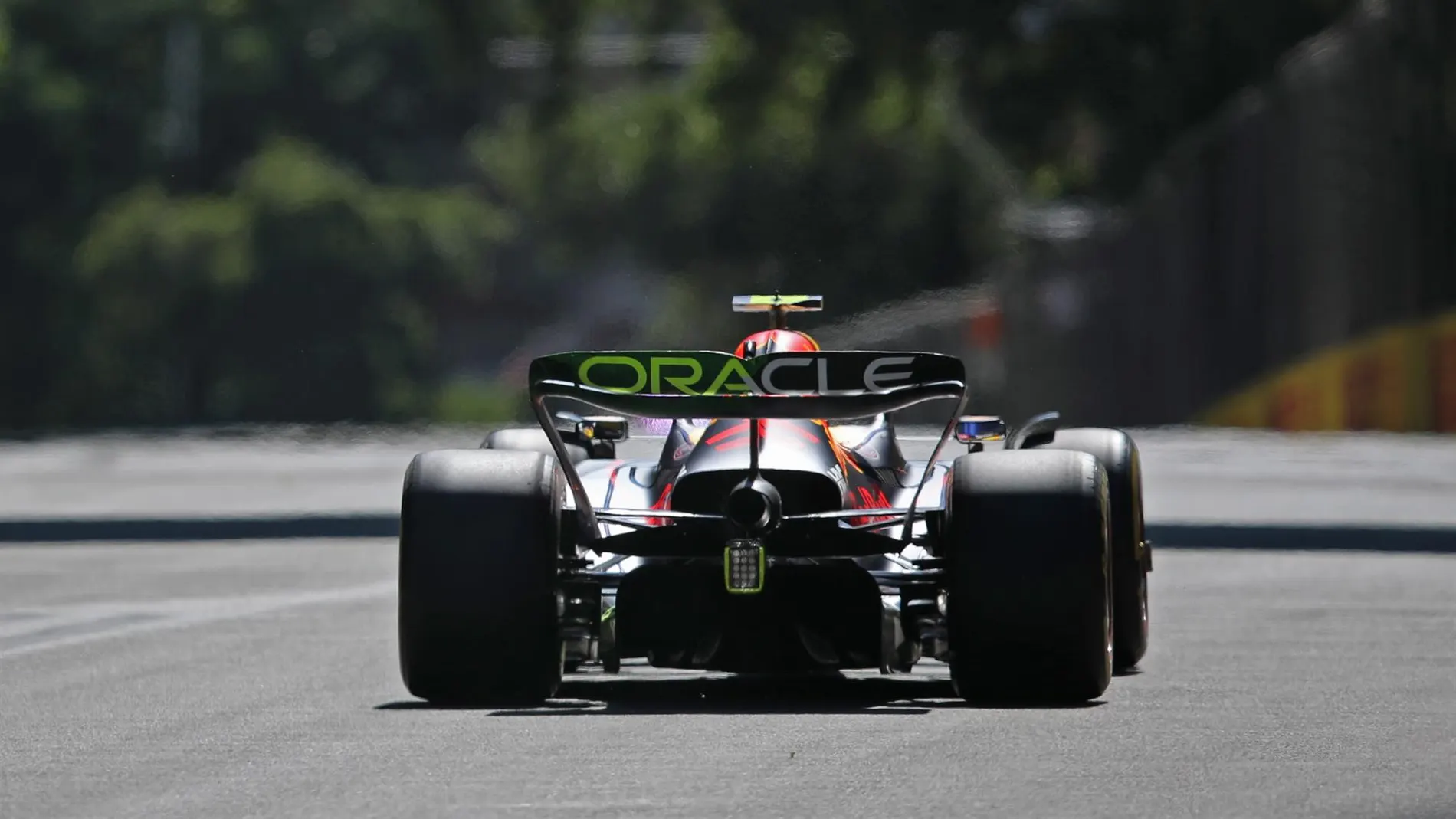 Leclerc lidera y Alonso sorprende en los libres de Azerbaiyán