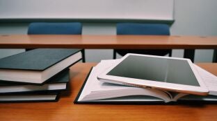 Libros en un pupitre