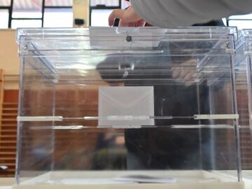 Imagen de archivo de una urna en elecciones