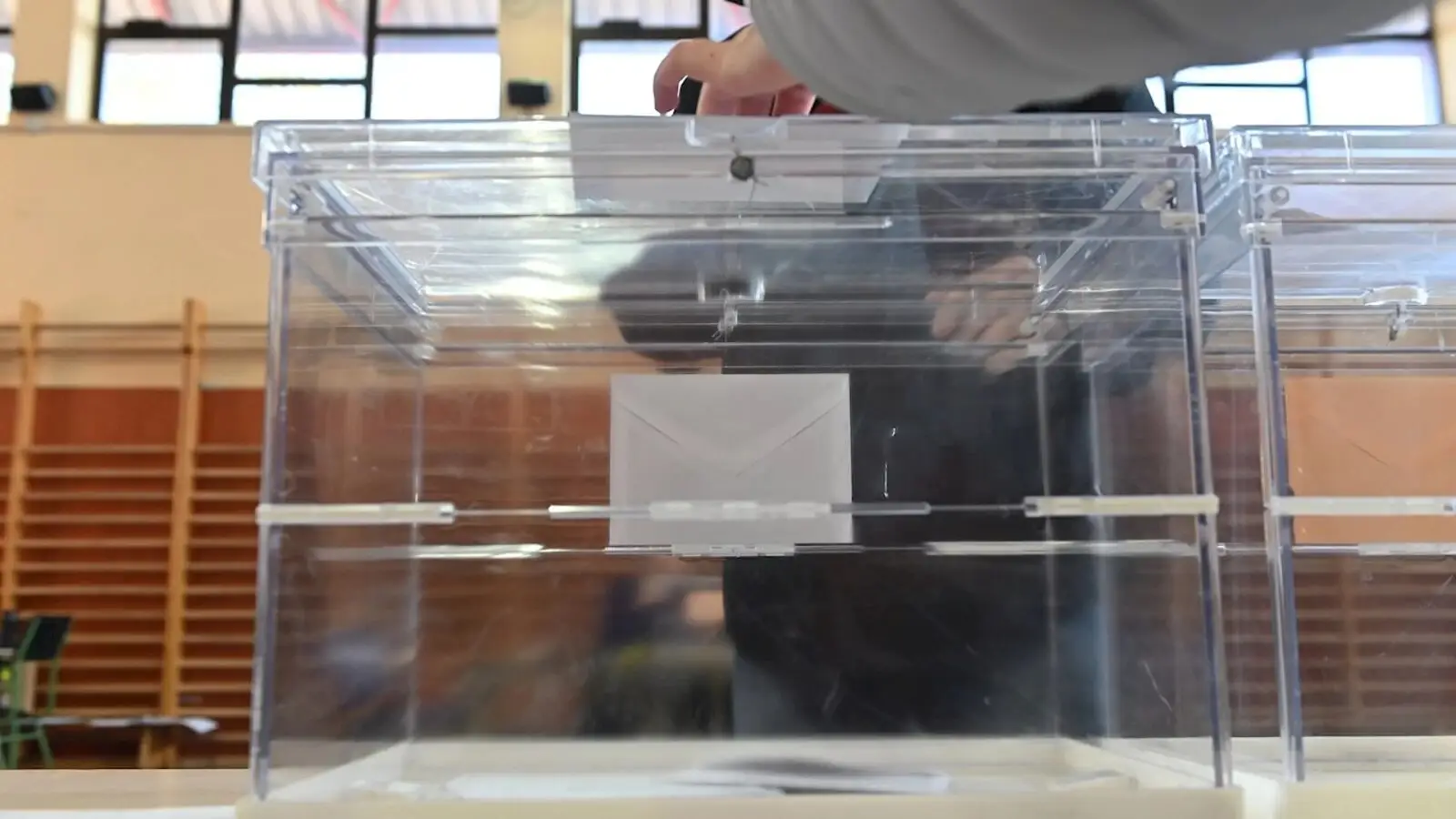 Imagen de archivo de una urna en elecciones Imagen de archivo de una urna en elecciones