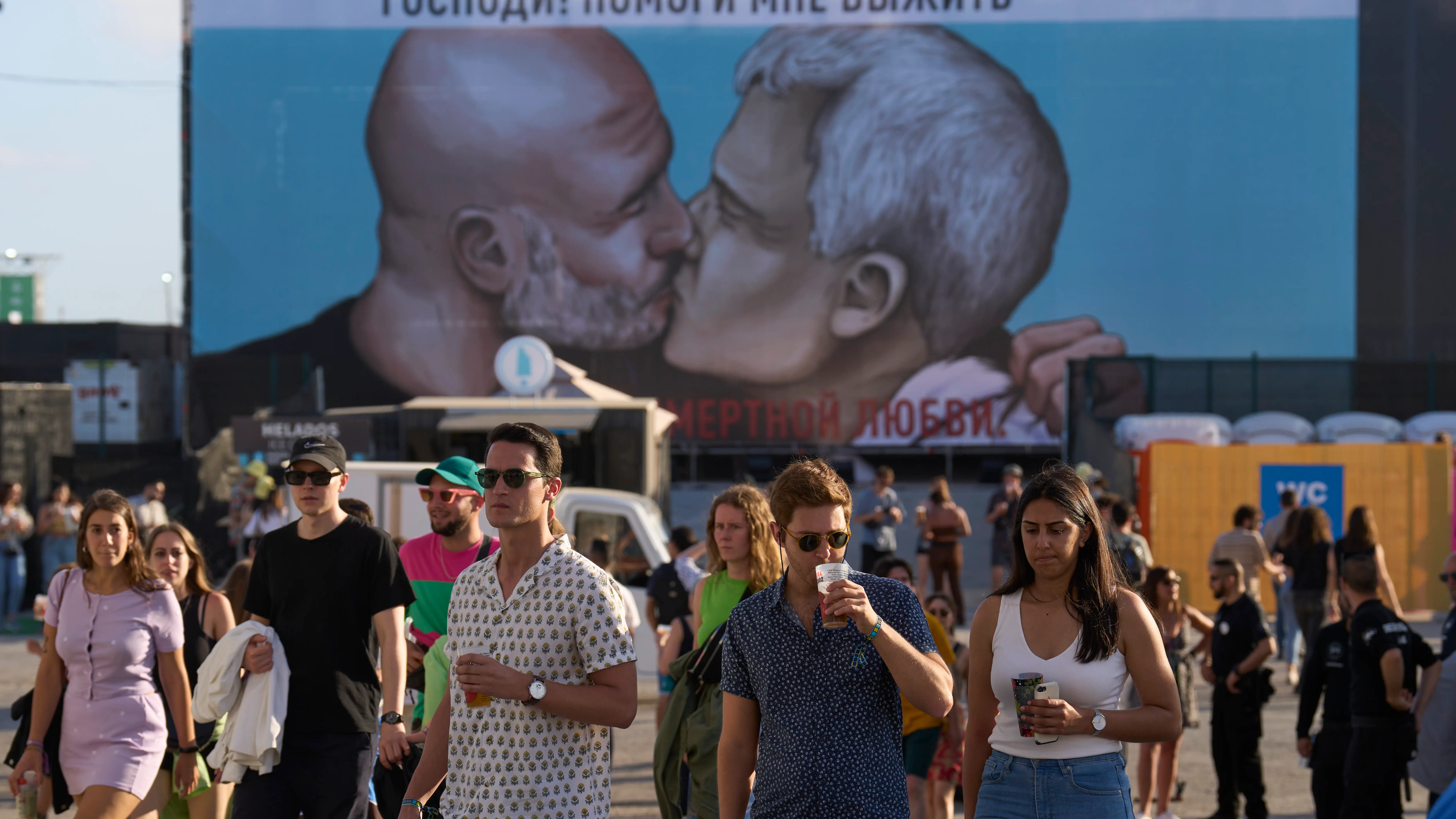 Cartel del beso de Guardiola y Mourinho en el Primavera Sound