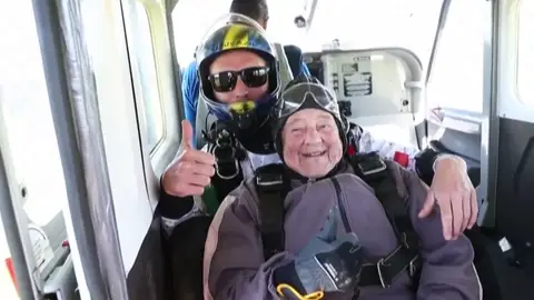 Rut Larsson antes de saltar en paracaídas Rut Larsson antes de saltar en paracaídas