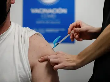 Un hombre recibe la vacuna contra el coronavirus