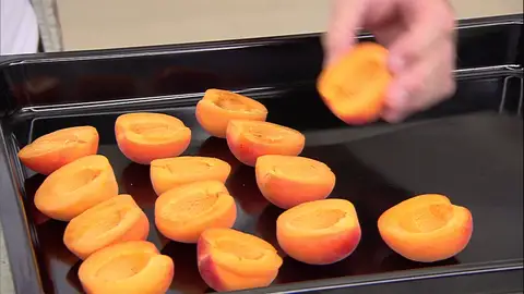 Abre los albaricoques y rellena Abre los albaricoques y rellena