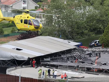 Fotografía de la estructura que se ha derrumbado en el escenario principal de O Son do Camiño Fotografía de la estructura que se ha derrumbado en el escenario principal de O Son do Camiño