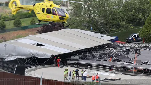Fotografía de la estructura que se ha derrumbado en el escenario principal de O Son do Camiño Fotografía de la estructura que se ha derrumbado en el escenario principal de O Son do Camiño