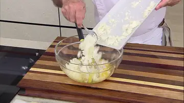Añade el queso feta a los huevos batidos