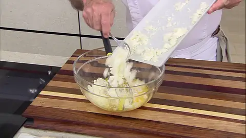 Añade el queso feta a los huevos batidos Añade el queso feta a los huevos batidos