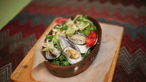 Ensalada de patata, calamar, mejillones y vinagreta de limón Ensalada de patata, calamar, mejillones y vinagreta de limón