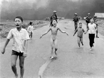 Fotografía tomada en 1972 en Vietam por la que a Kim Phuc se la empezó a conocer como la 'niña del napalm' Fotografía tomada en 1972 en Vietam por la que a Kim Phuc se la empezó a conocer como la 'niña del napalm'